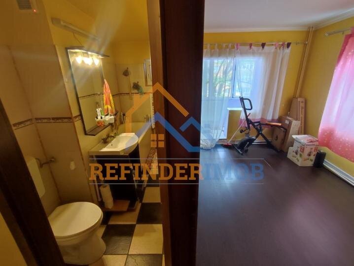 Rahova, Buzoieni, vanzare apartament 3 camere.